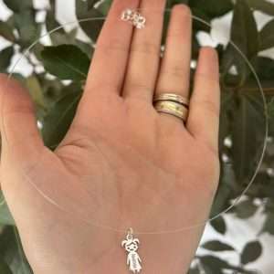 Lanț incolor și o figurina