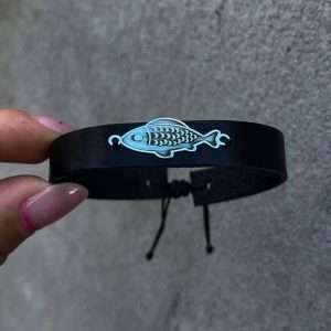 Brățara pește pe piele neagra 1 cm