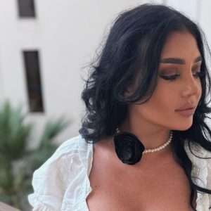 Colier perle Swarovski și trandafir lucrat manual ( negru )