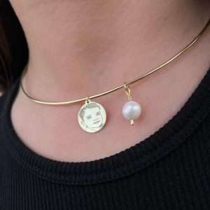 Colier sârmă cu bănuț 15 mm gravat cu fotografie și perla cultură 🤍