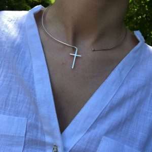 Colier sârmă și cruce